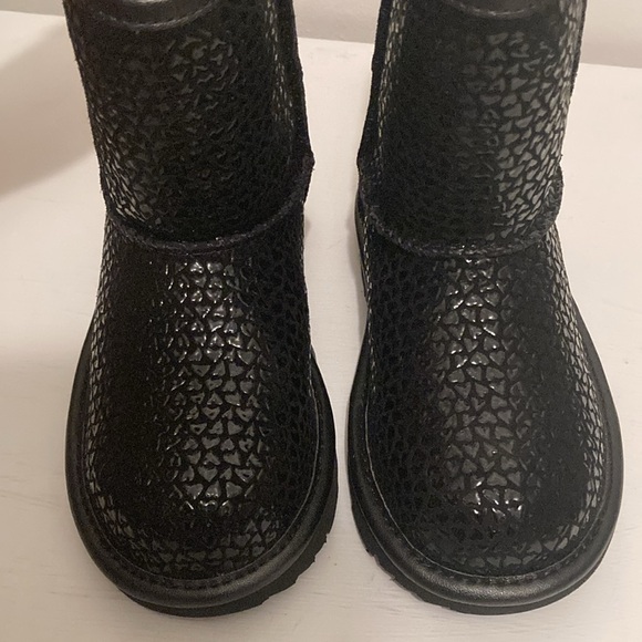 UGG toddler 12 classic ll gel hearts black boots. NWT, in box. Bundle and save - Picture 4 of 7